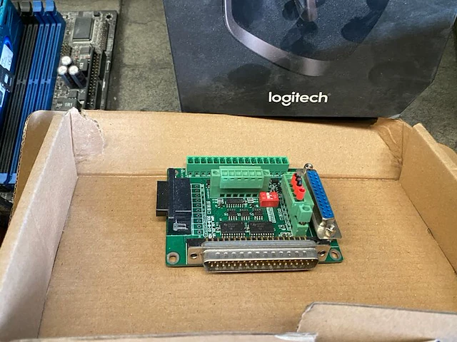 Verzameling computeronderdelen - afbeelding 11 van  15