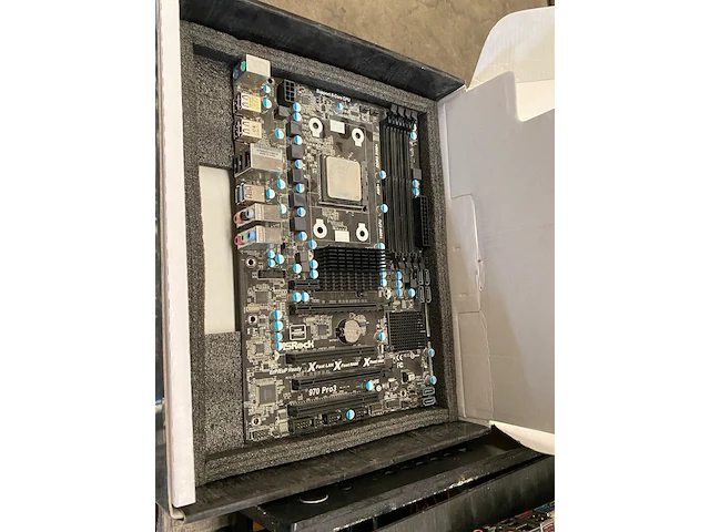 Verzameling computeronderdelen - afbeelding 14 van  15