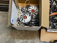 Verzameling computeronderdelen - afbeelding 2 van  9