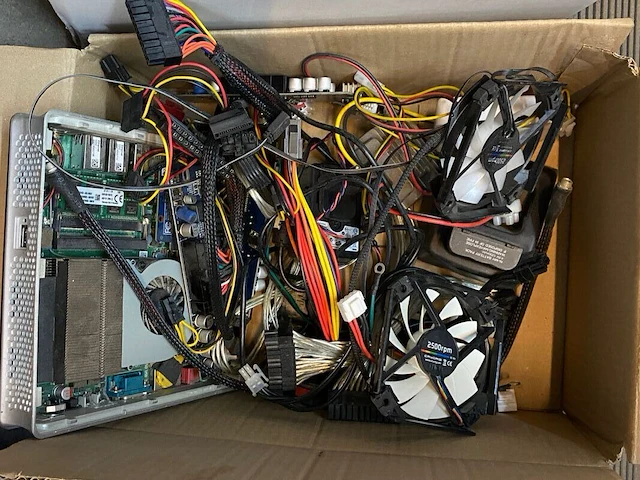 Verzameling computeronderdelen - afbeelding 5 van  9