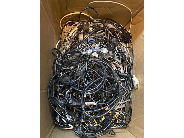 Verzameling computeronderdelen - afbeelding 8 van  9