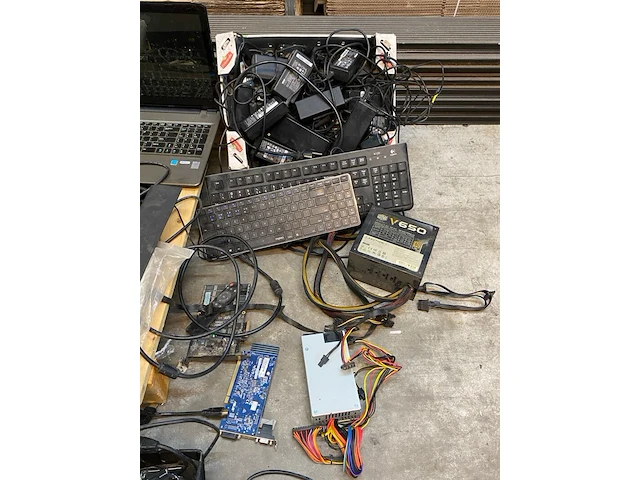Verzameling computeronderdelen - afbeelding 4 van  11
