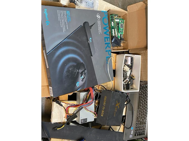 Verzameling computeronderdelen - afbeelding 8 van  11