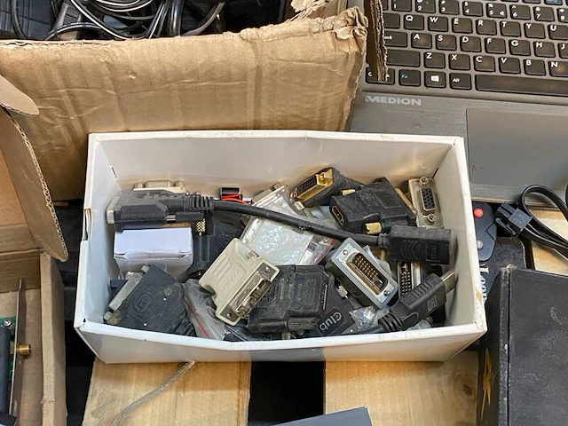 Verzameling computeronderdelen - afbeelding 10 van  11