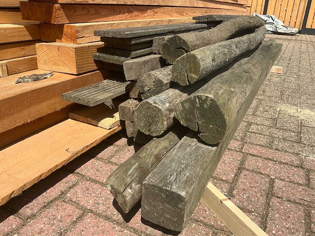 Verzameling douglas/ hardhout \ vuren palen bouwhout - afbeelding 8 van  15