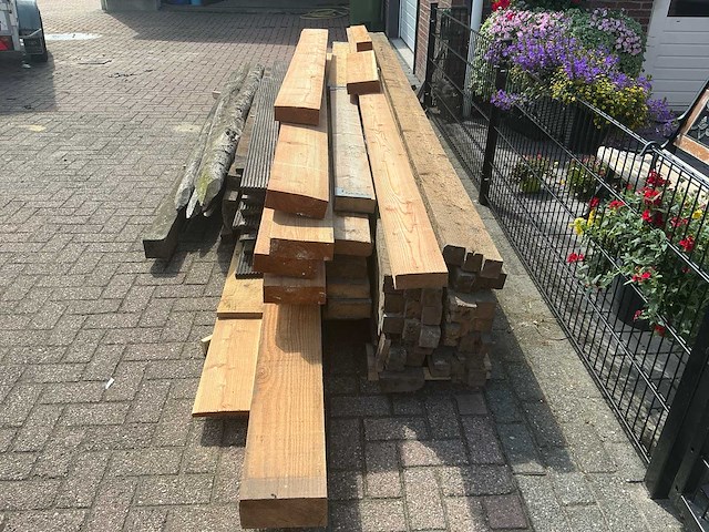 Verzameling douglas/ hardhout \ vuren palen bouwhout - afbeelding 15 van  15