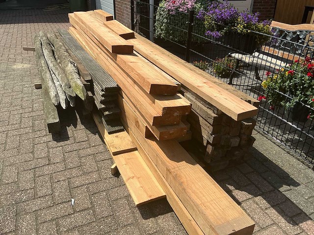 Verzameling douglas/ hardhout \ vuren palen bouwhout - afbeelding 11 van  15