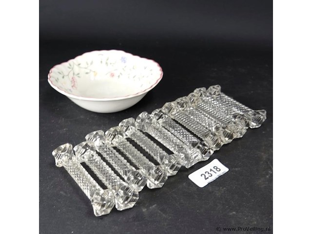 Verzameling kristallen messenleggers in johnson brothers schaal - afbeelding 1 van  5