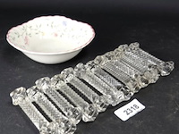 Verzameling kristallen messenleggers in johnson brothers schaal - afbeelding 1 van  5