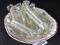 Verzameling kristallen messenleggers in johnson brothers schaal - afbeelding 5 van  5