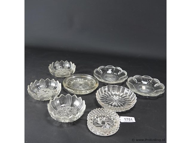 Verzameling kristallen schalen - afbeelding 1 van  5