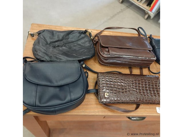 Verzameling lederen damestassen - afbeelding 2 van  5