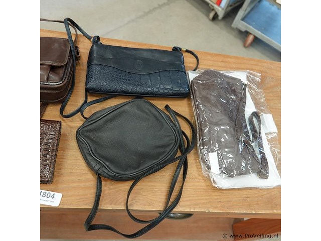 Verzameling lederen damestassen - afbeelding 3 van  5