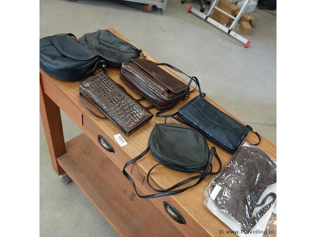 Verzameling lederen damestassen - afbeelding 4 van  5