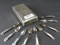 Verzameling lepeltje in verzilverde lepeldoos - afbeelding 1 van  5