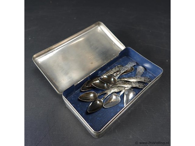 Verzameling lepeltje in verzilverde lepeldoos - afbeelding 4 van  5