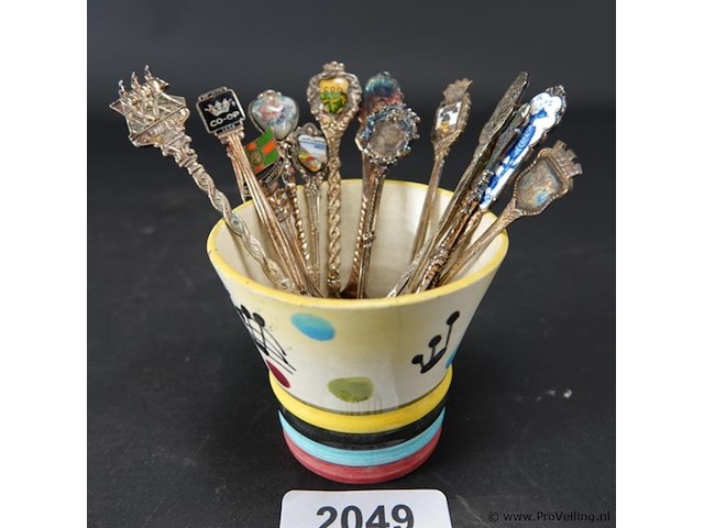 Verzameling lepeltjes in aardewerk bekertje - afbeelding 1 van  5