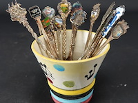 Verzameling lepeltjes in aardewerk bekertje - afbeelding 1 van  5