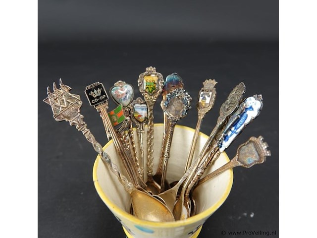 Verzameling lepeltjes in aardewerk bekertje - afbeelding 2 van  5