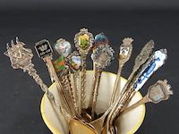 Verzameling lepeltjes in aardewerk bekertje - afbeelding 2 van  5