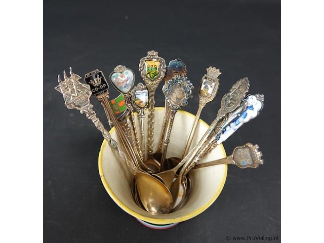 Verzameling lepeltjes in aardewerk bekertje - afbeelding 3 van  5