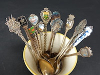 Verzameling lepeltjes in aardewerk bekertje - afbeelding 3 van  5