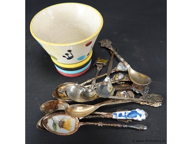 Verzameling lepeltjes in aardewerk bekertje - afbeelding 4 van  5