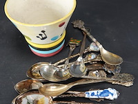 Verzameling lepeltjes in aardewerk bekertje - afbeelding 4 van  5