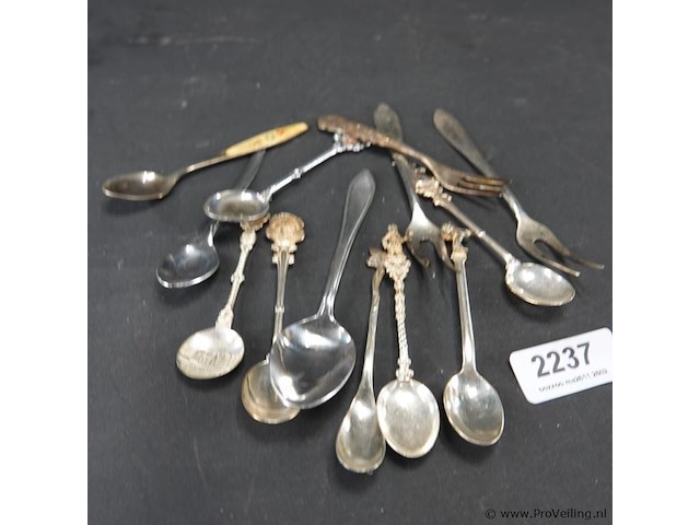 Verzameling lepeltjes - afbeelding 1 van  5