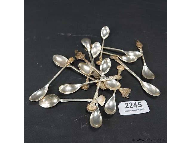 Verzameling lepeltjes - afbeelding 1 van  5