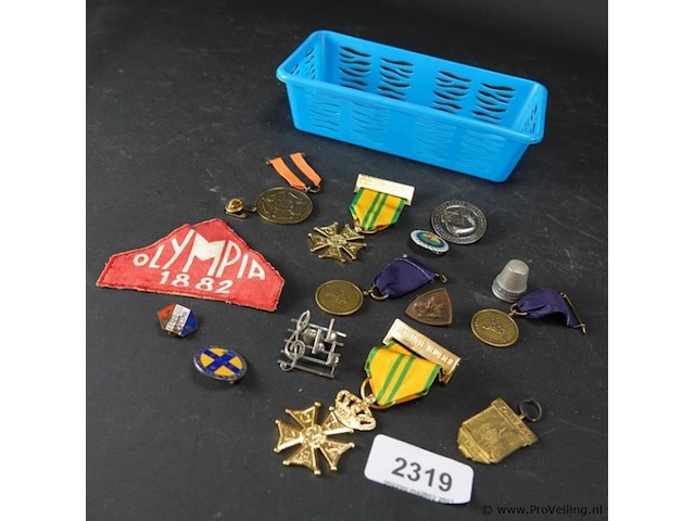 Verzameling medailles e.d. in plastic bakje - afbeelding 1 van  5