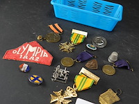 Verzameling medailles e.d. in plastic bakje - afbeelding 1 van  5