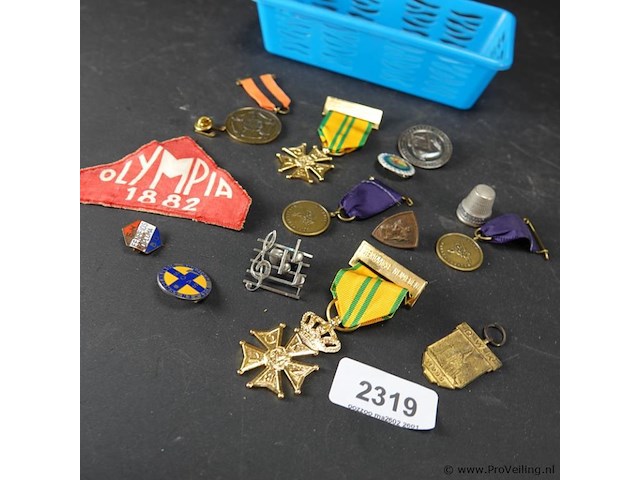 Verzameling medailles e.d. in plastic bakje - afbeelding 2 van  5