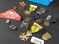 Verzameling medailles e.d. in plastic bakje - afbeelding 2 van  5