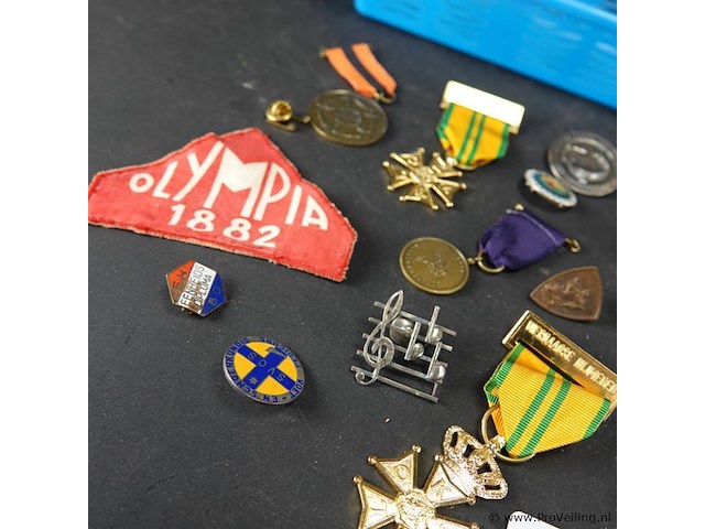 Verzameling medailles e.d. in plastic bakje - afbeelding 3 van  5