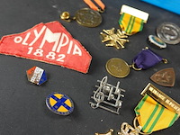 Verzameling medailles e.d. in plastic bakje - afbeelding 3 van  5