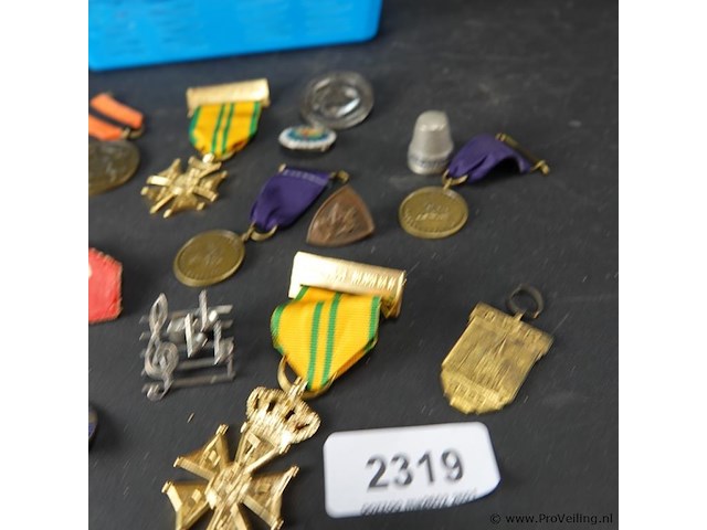 Verzameling medailles e.d. in plastic bakje - afbeelding 4 van  5