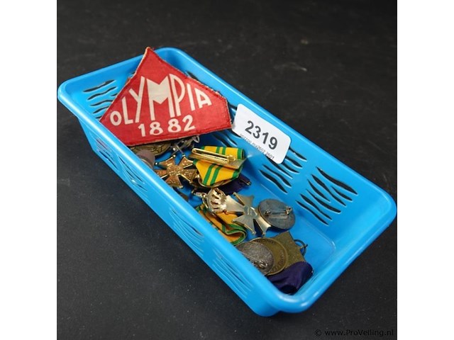 Verzameling medailles e.d. in plastic bakje - afbeelding 5 van  5