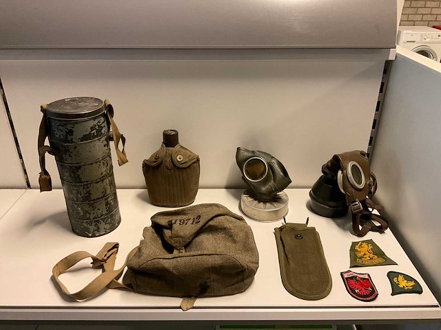 Verzameling militaire uitrusting - afbeelding 1 van  5