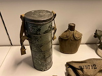 Verzameling militaire uitrusting - afbeelding 2 van  5