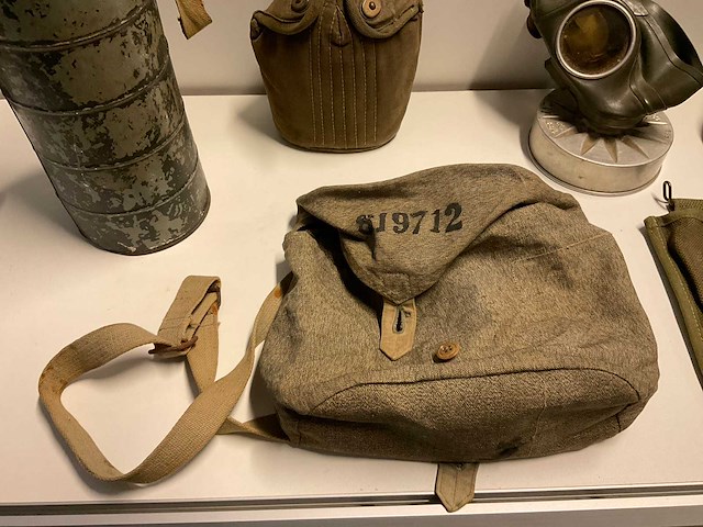 Verzameling militaire uitrusting - afbeelding 3 van  5