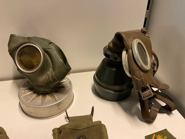 Verzameling militaire uitrusting - afbeelding 4 van  5