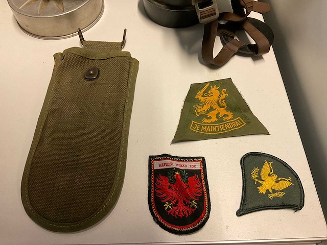 Verzameling militaire uitrusting - afbeelding 5 van  5
