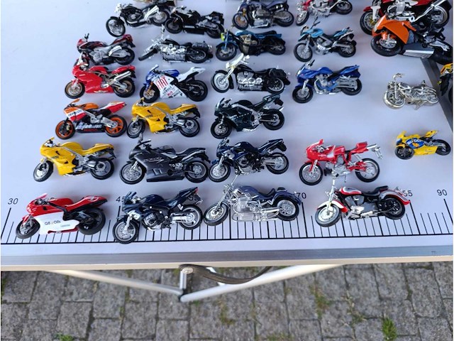Verzameling miniatuur motoren – unieke schaalmodellen - afbeelding 1 van  9