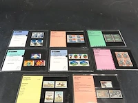 Verzameling nederlandse ptt post-mapjes en jaar- of herdenkingsuitgiften van postzegels uit de jaren 80 en 90