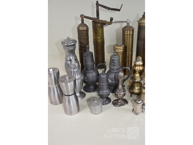 Verzameling peper en zout vaatjes - afbeelding 4 van  5