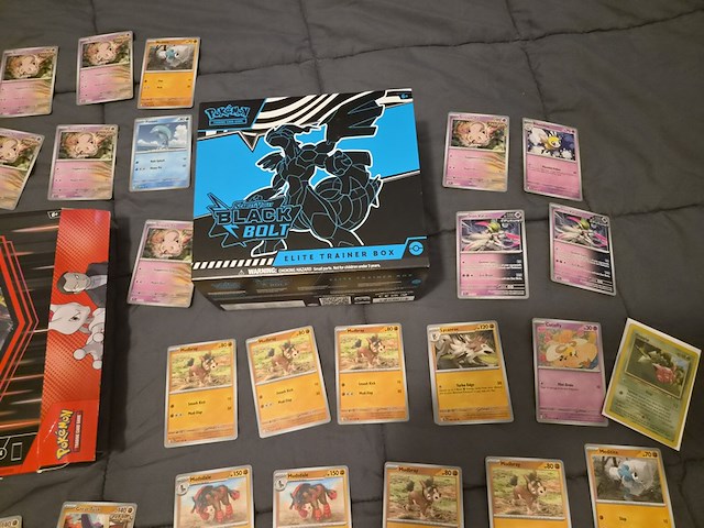 Verzameling pokémon kaarten en accessoires - afbeelding 10 van  21