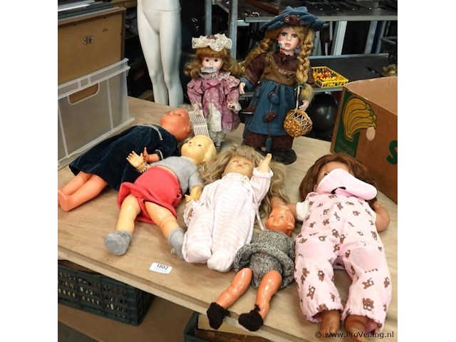 Verzameling poppen (w.o. antiek en porselein) in doos - afbeelding 1 van  5