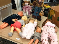Verzameling poppen (w.o. antiek en porselein) in doos - afbeelding 1 van  5