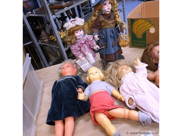 Verzameling poppen (w.o. antiek en porselein) in doos - afbeelding 2 van  5